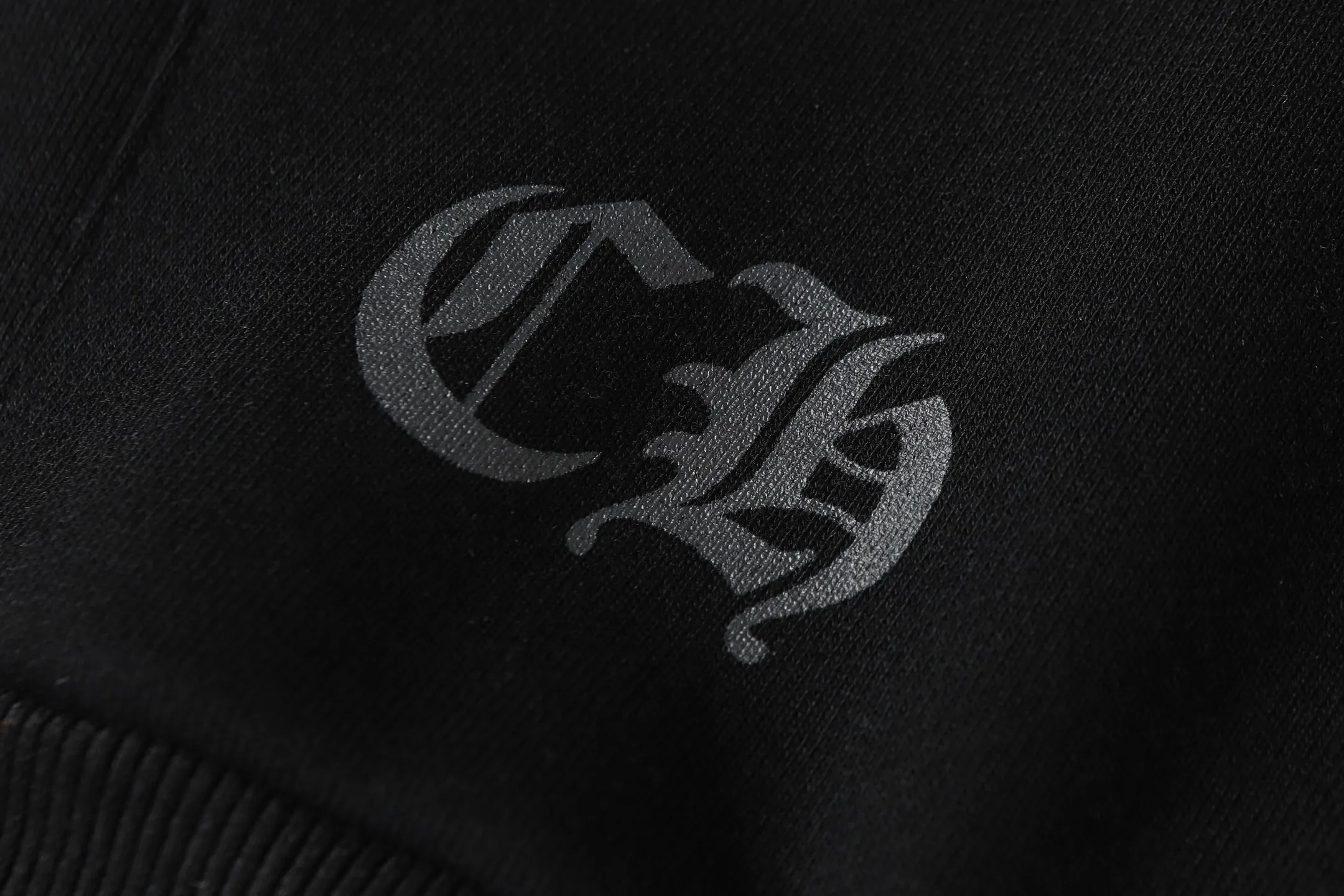 P240 Cross-border model, please do not place an order if you are pursuing quality - Chrome Hearts/Chrome Hearts Lips👄 Horseshoe Sanskrit printed hooded sweatshirt - High weight, high density and high quality. The wool is soft, delicate and skin-friendly. It feels soft and silky. It has excellent warmth and skin-friendly properties. - Custom-woven and dyed, no color difference. No matter the fabric or workmanship details, it beats the ordinary version on the market. - Hardware zipper accessories are all customized, full of details - Color: black - Size: S M L XL
